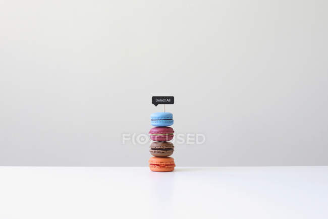 Macarons colorés avec une sélection tout signe, fond blanc — Photo de stock