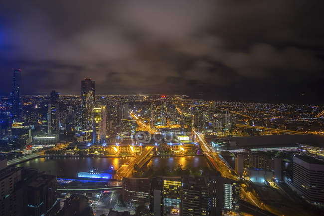 Luftaufnahme der Viktoria-Stadtlandschaft bei Nacht, Australien — Stockfoto