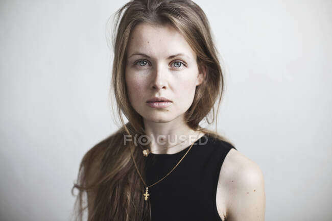 Retrato de uma mulher bonita com cabelo comprido — Fotografia de Stock