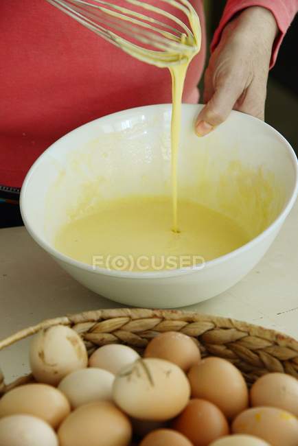 Frau verquirlt Pfannkuchenmischung, Nahaufnahme — Stockfoto