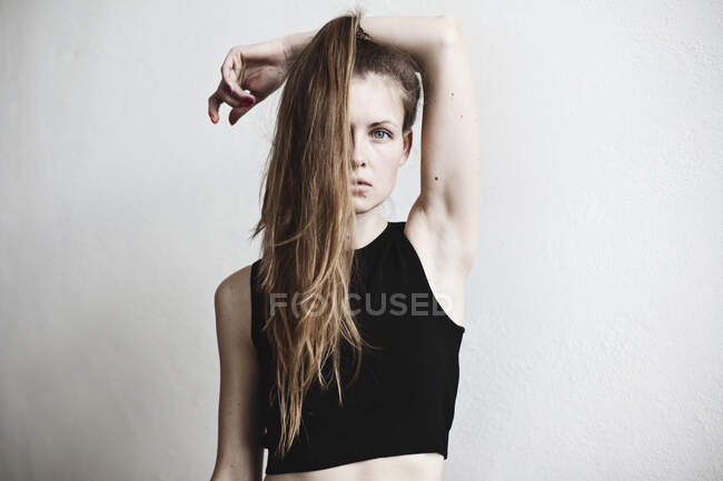 Retrato de uma mulher com cabelos longos cobrindo seu rosto — Fotografia de Stock