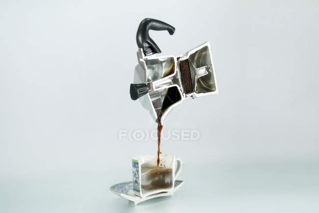 Intersección de una cafetera espresso, café y taza de café. - foto de stock