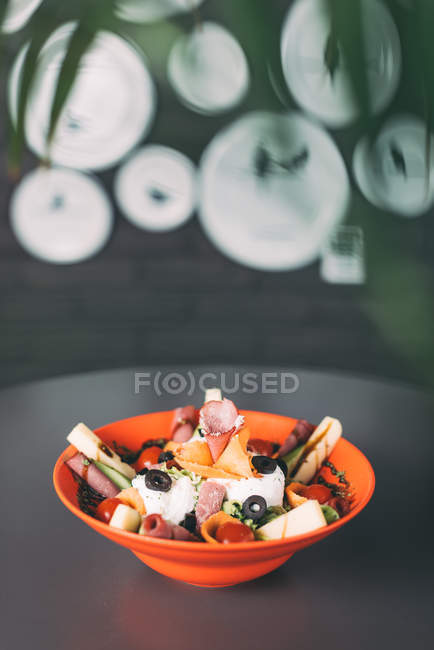 Ciotola di gouda, mozzarella e insalata di prosciutto, vista da vicino — Foto stock