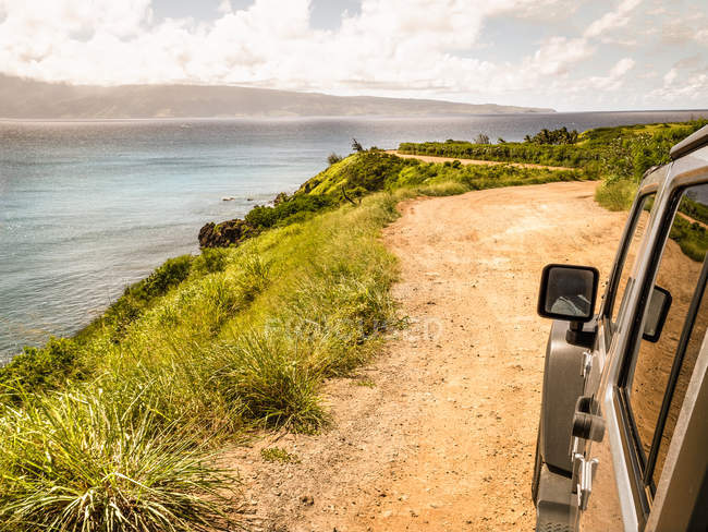 Vista panoramica del veicolo 4x4 che guida lungo una strada costiera, Maui, Hawaii, America, Stati Uniti — Foto stock