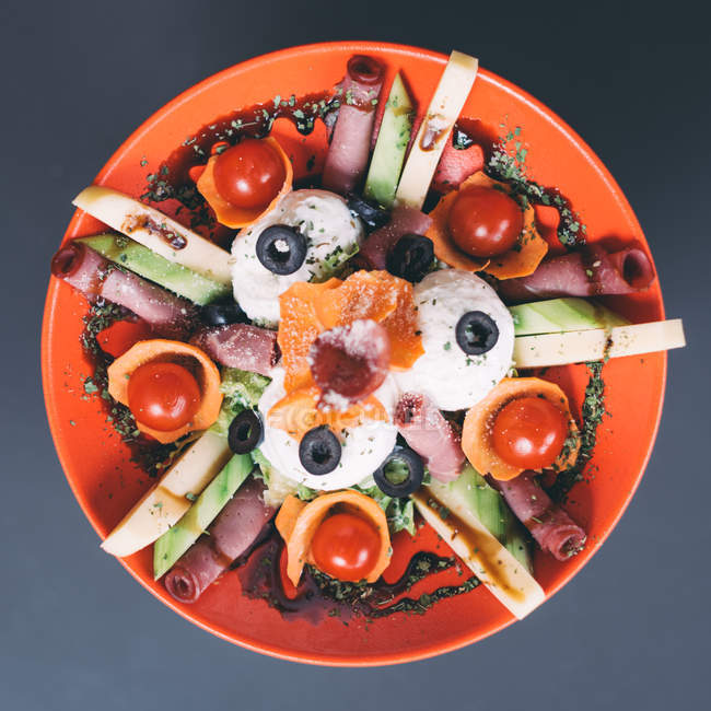 Salad with gouda cheese, olives, cucumber and tomatoes — Stock Photo