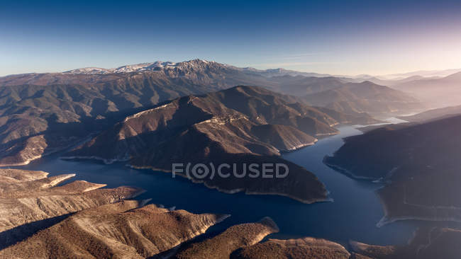 Мальовничий вид на гори і озеро краєвид, Скоп'є, Македонія — стокове фото