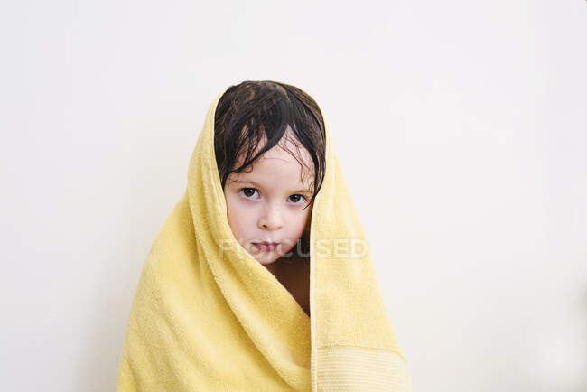Mädchen nach dem Bad in ein Handtuch gewickelt — Stockfoto