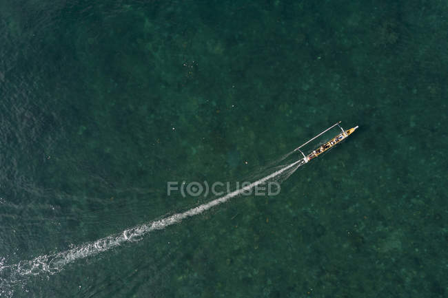 Vista aérea de um barco à vela, West Nusa Tenggara, Indonésia — Fotografia de Stock