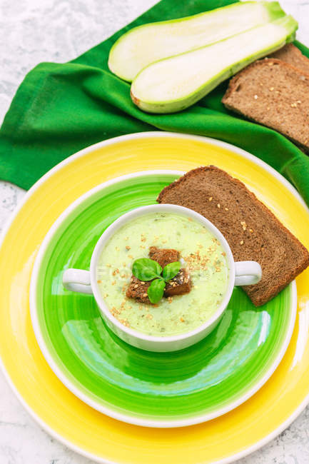 Soupe de courgettes savoureuse avec pain de seigle, vue surélevée — Photo de stock