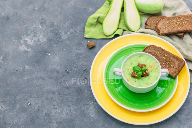 Суп из цуккини с ржаным хлебом, вид крупным планом — стоковое фото