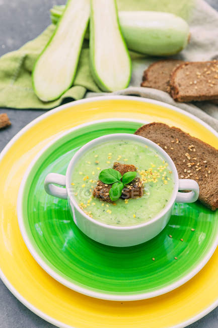 Fresh and tasty zucchini soup with rye bread — Stock Photo