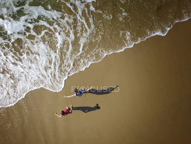 Vista aérea de dos niños en la playa - foto de stock