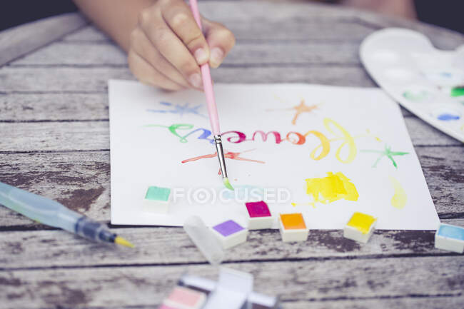 Хлопчик малює акварельними фарбами — стокове фото