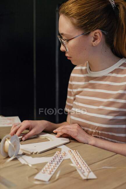 Woman making handmade invitations — Stock Photo