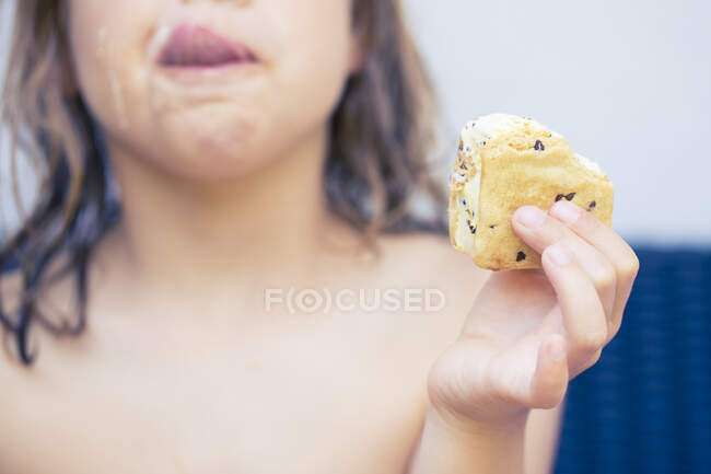 Garçon manger un sandwich à la crème glacée — Photo de stock