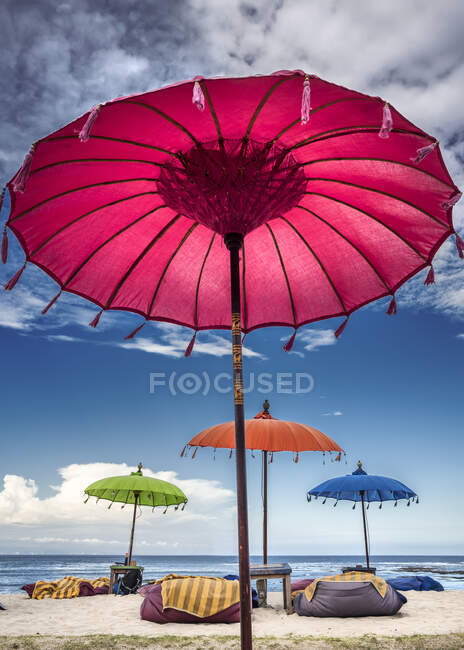 Guarda-chuvas multicoloridos na praia, Bali, Indonésia — Fotografia de Stock