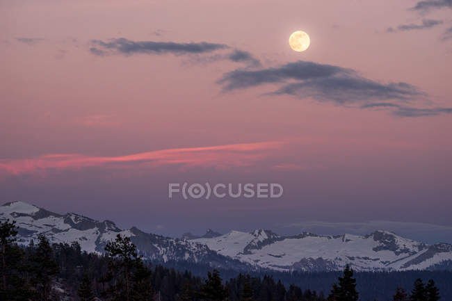 Moon over the Sierra Nevada mountains, Sequoia National Forest, California, America, USA — Stock Photo