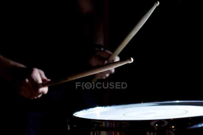 Percusionista tocando la batería en un estudio de grabación - foto de stock