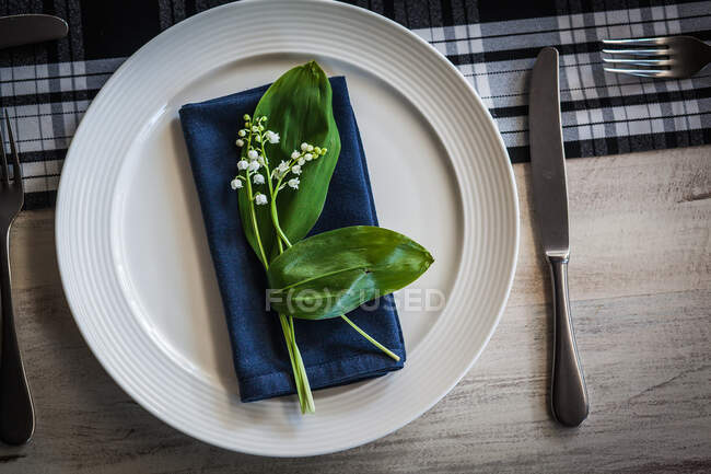 Festive table setting with fresh flowers — Stock Photo