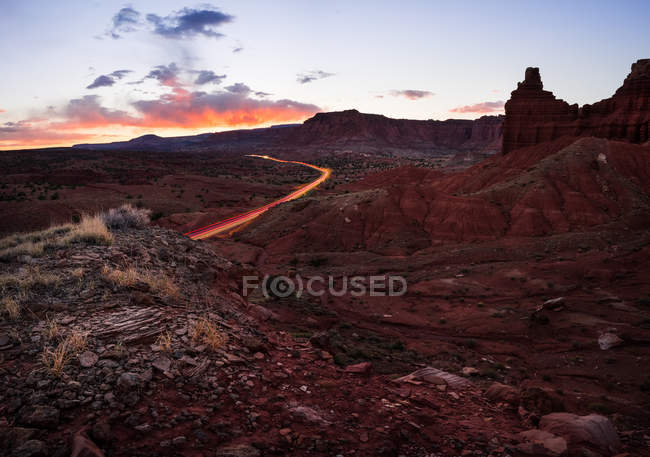 Strada attraverso il deserto al tramonto, Capital Reef National Park, Utah, America, USA — Foto stock