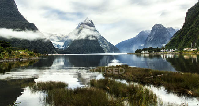 Vista panorámica de las reflexiones después de la lluvia, Milford Sound, Isla Sur, Nueva Zelanda - foto de stock