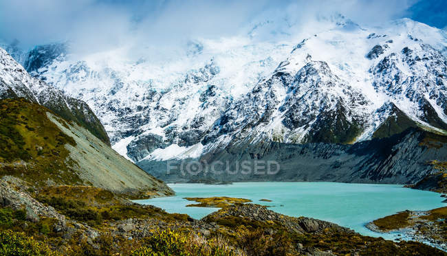 Lago glacial al pie de las montañas del Monte Cook, Canterbury, Isla Sur, Nueva Zelanda - foto de stock