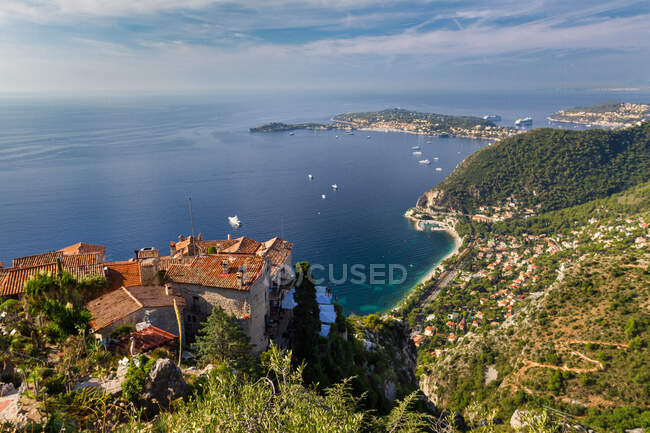 Erhöhter Blick auf kleine Küstenstadt mit Meer, Frankreich — Stockfoto