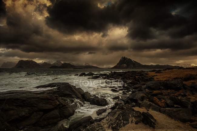 Tempesta che si avvicina alla spiaggia, Flakstad, Lofoten, Nordland, Norvegia — Foto stock