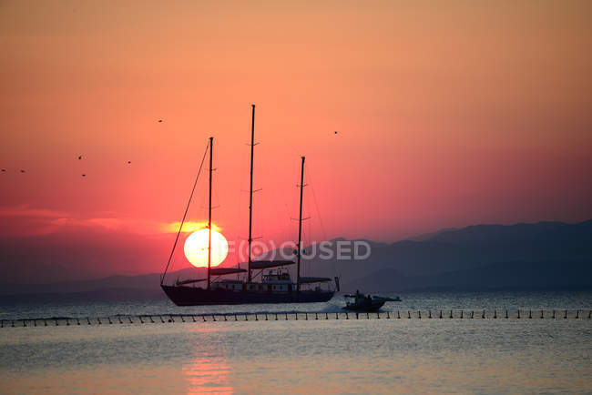 Vue panoramique de Silhouette d'un voilier au coucher du soleil — Photo de stock