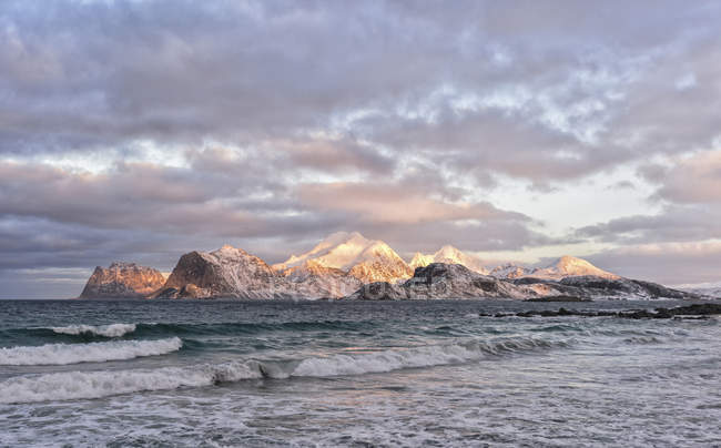 Мальовничий вид на Himmeltinden гору, Stor Sandnes, прибуття, Nordland, Норвегія — стокове фото