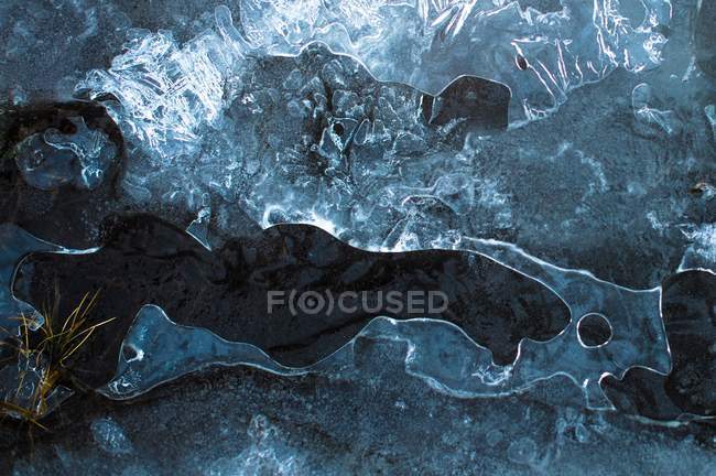 Vista close-up de água congelada em um lago — Fotografia de Stock