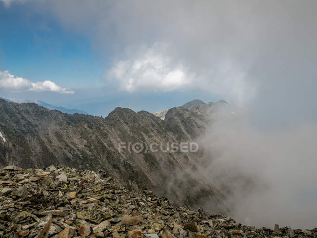 Paisagem montanhosa rural no nevoeiro, Montanhas Balcânicas, Bulgária — Fotografia de Stock