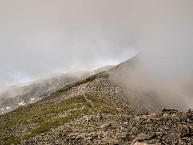 Paesaggio rurale di montagna nella nebbia, Monti Balcani, Karlovo Plovdiv, Bulgaria — Foto stock