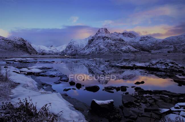Hermoso paisaje de lago en las montañas nevadas - foto de stock
