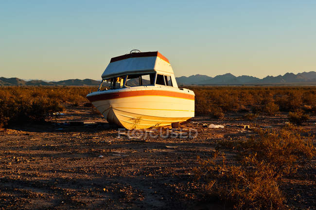 Barca abbandonata nel deserto, Arizona, America, Stati Uniti — Foto stock