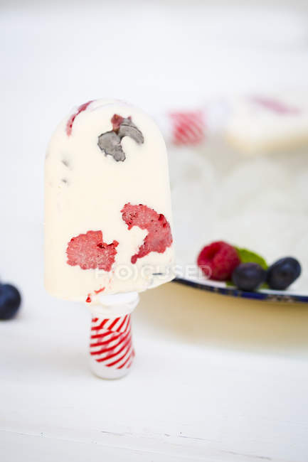 Close-up of a milk ice cream with raspberries and blueberries — Stock Photo