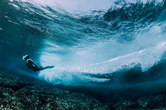 Mann schwimmt unter Wasser über ein flaches Riff, Kalapana, West Puna, Hawai-i, Amerika, USA — Stockfoto
