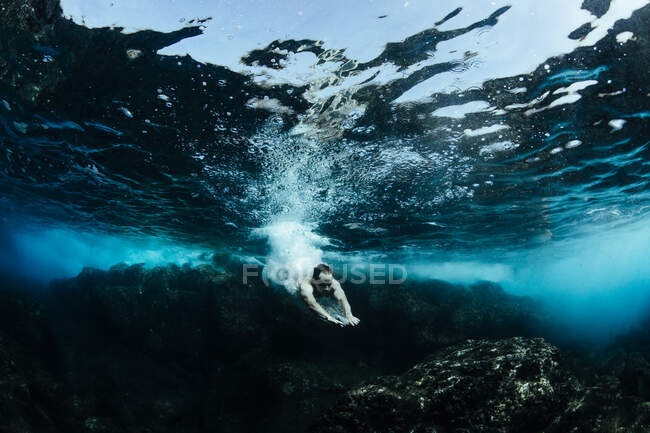Людина плаває під водою над мілководним рифом, Калапана, Західний Пуна, Хавай-і, Америка, США — стокове фото