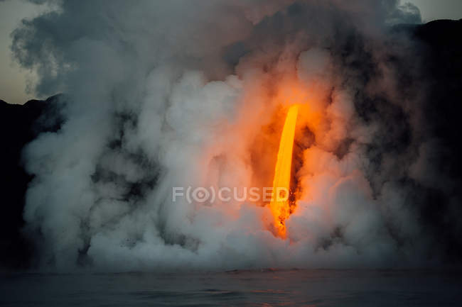 Lava flowing from a lava tube into Pacific ocean, Hawaii, America, USA — Stock Photo