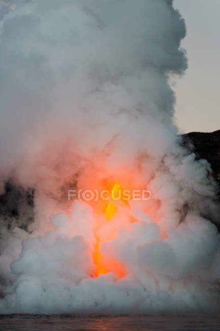 Lava que fluye desde un tubo de lava hacia el océano Pacífico, Hawái, América, EE.UU. - foto de stock