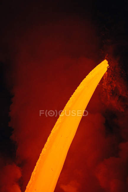 Primer plano Lava que fluye desde un tubo de lava hacia el océano Pacífico, Hawái, América, Estados Unidos - foto de stock
