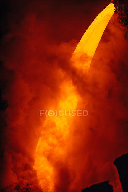 Nahaufnahme Lava, die aus einer Lavaröhre in den Pazifik fließt, Hawaii, Amerika, USA — Stockfoto