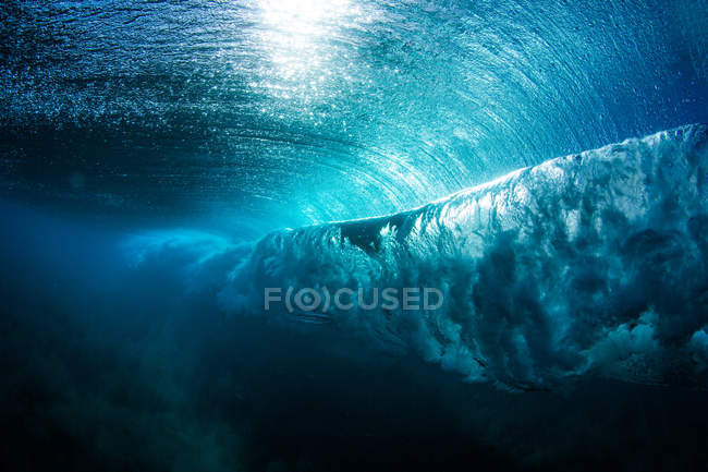 Vista submarina de una ola rompiendo, Hawai, América, EE.UU. - foto de stock