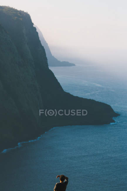 Человек, смотрящий на Долину Пио и скалы, Куигаэле, Хаммба, Гавайи, Америка, США — стоковое фото
