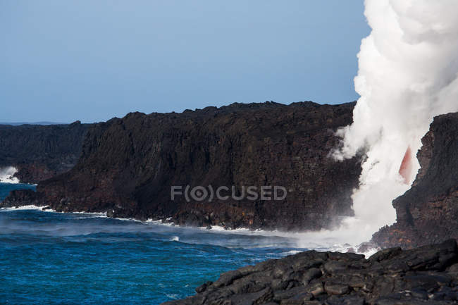 Lava flowing into Pacific ocean, Hawaii, America, USA — Stock Photo