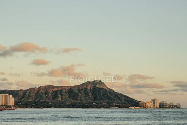 Scenic view of Waikiki Beach and Diamond Head Crater, Hawaii, America, USA — Stock Photo