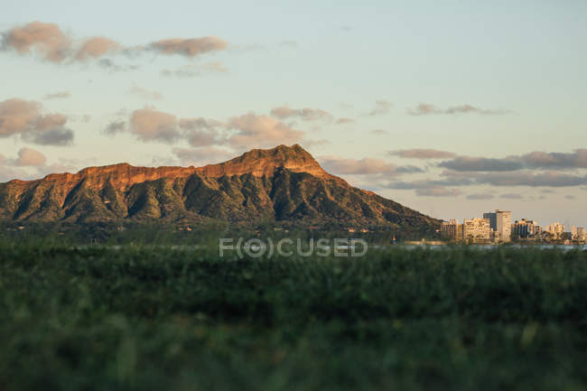 Malerischer Blick auf den Diamantkopfkrater bei Sonnenuntergang, Honolulu, Hawaii, Amerika, USA — Stockfoto