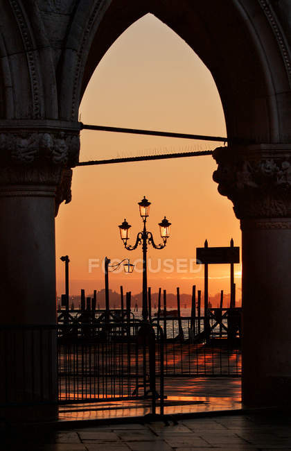 Paesaggio urbano attraverso l'arco all'alba, Venezia, Italia — Foto stock