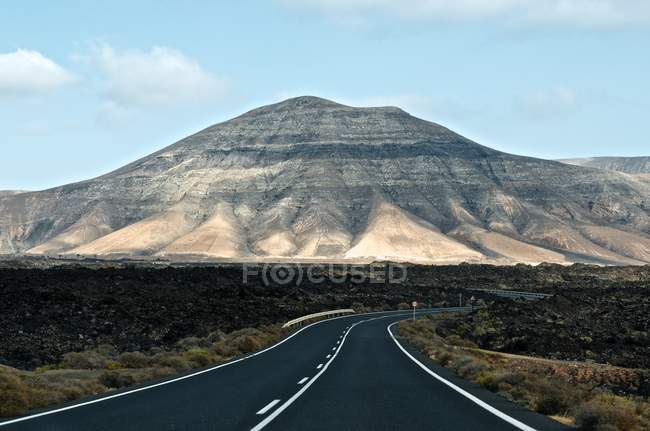 Scenic view of road to the mountains, Lanzarote, Canary Islands, Spain — Stock Photo