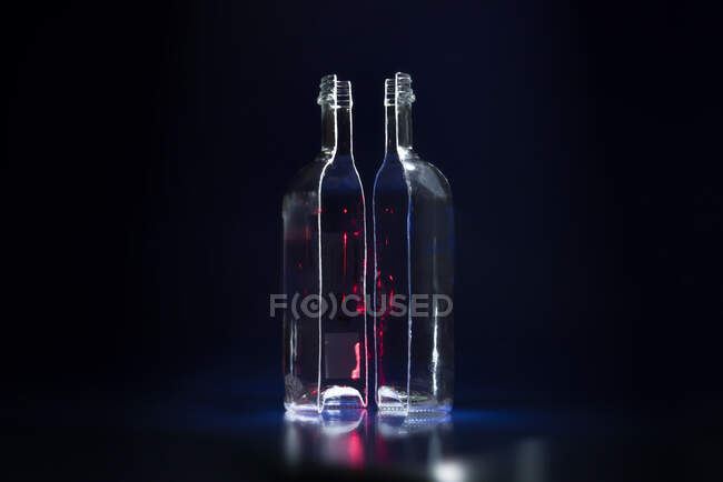 Primo piano vista bottiglia di vetro tagliato a metà — Foto stock
